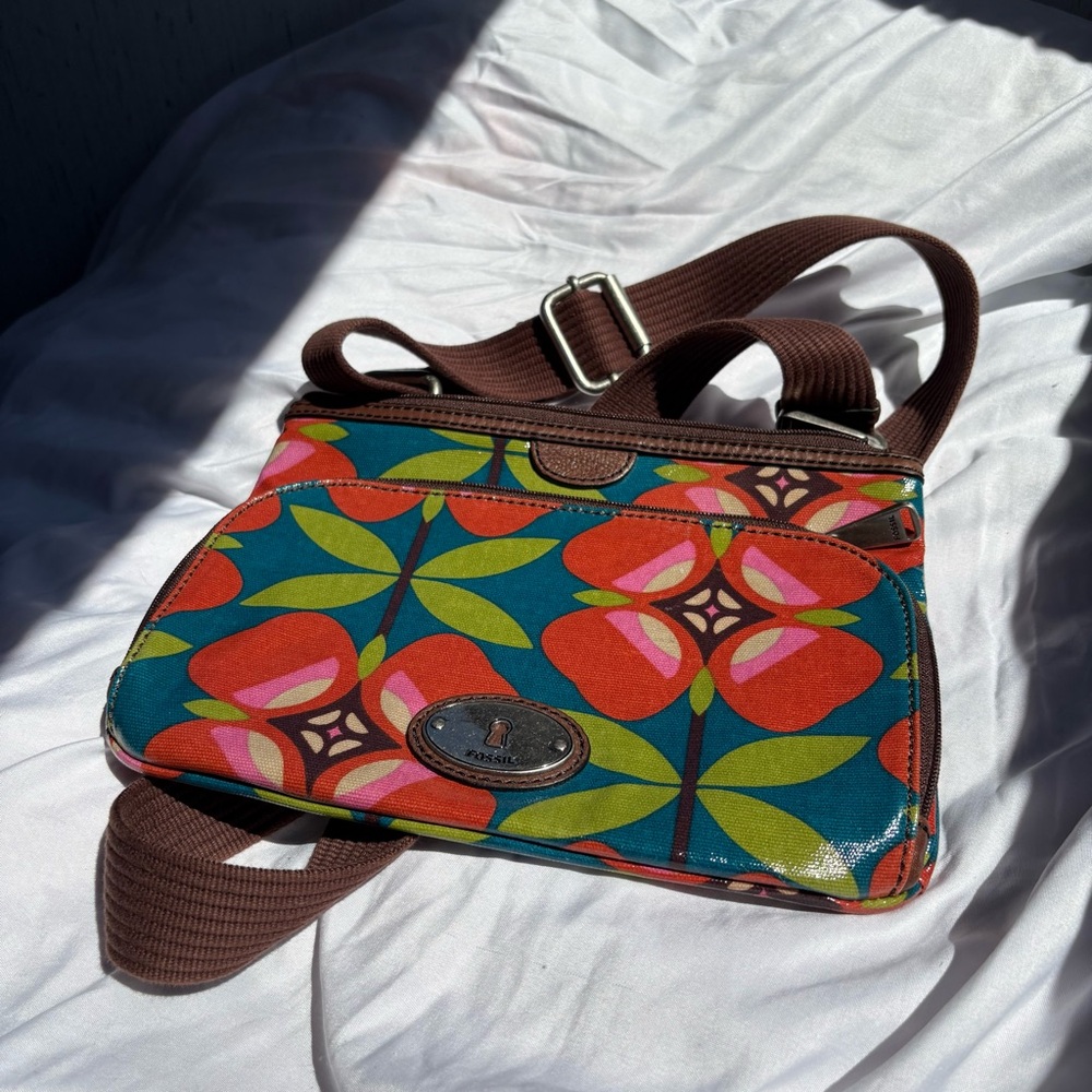 Quirky Fossil Crossbody Bag Colorful Floral red pink blue green early 2000s y2k